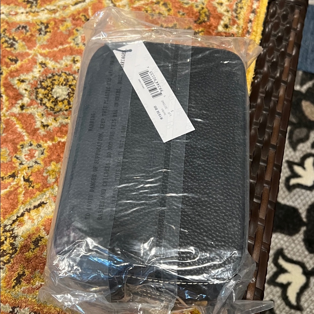 PEBBLE GRAIN CAMERA ZIP CROSSBODY - Picture 7 of 10